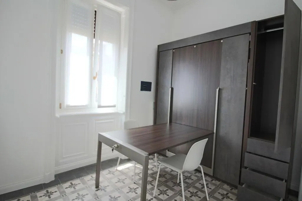 Lacaralele1 Milan Apartment