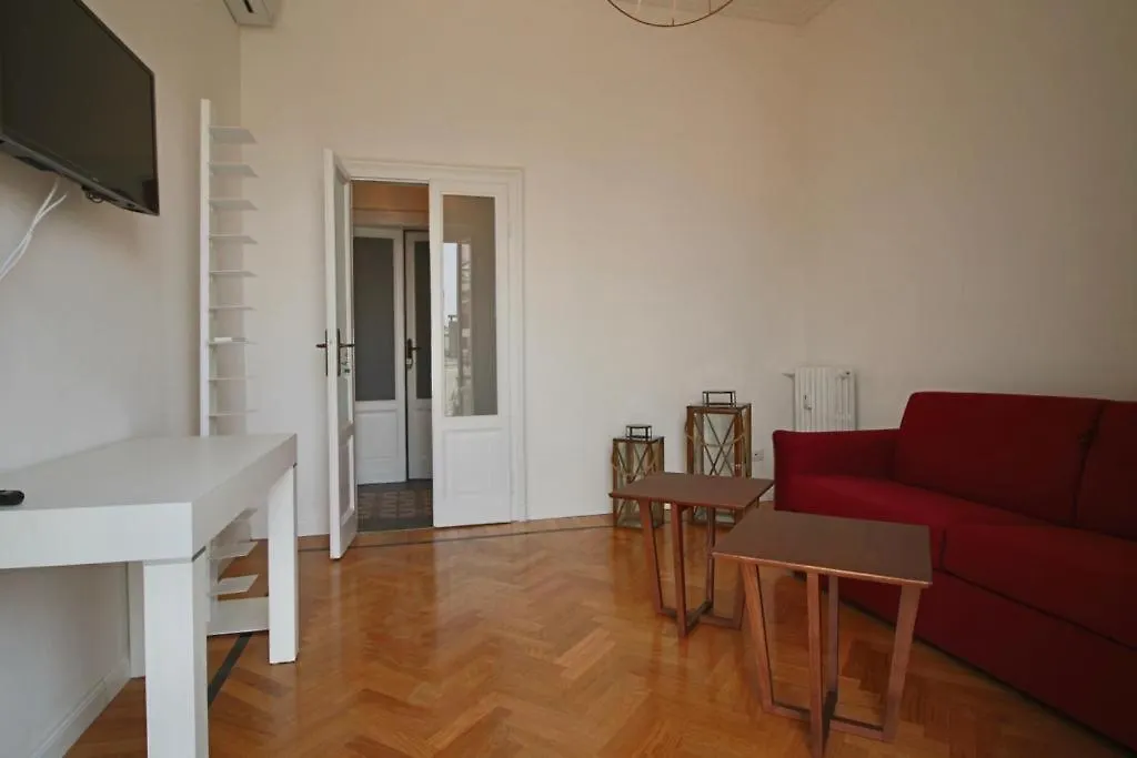 Lacaralele1 Milan Apartment
