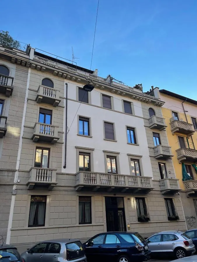 Lacaralele1 Milan